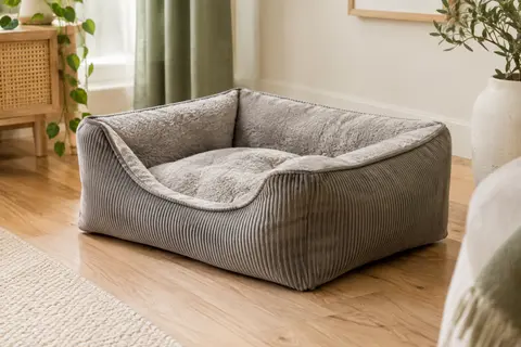 Panier rectangulaire gris pour chien avec trois rebords rembourrés et surface douce en fausse fourrure